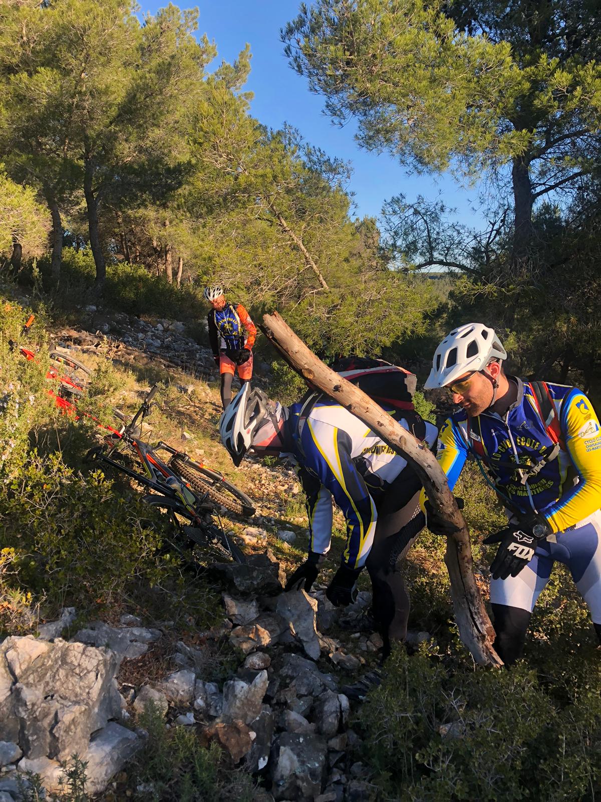 Préparation des chemins pour la rando des 3 frères